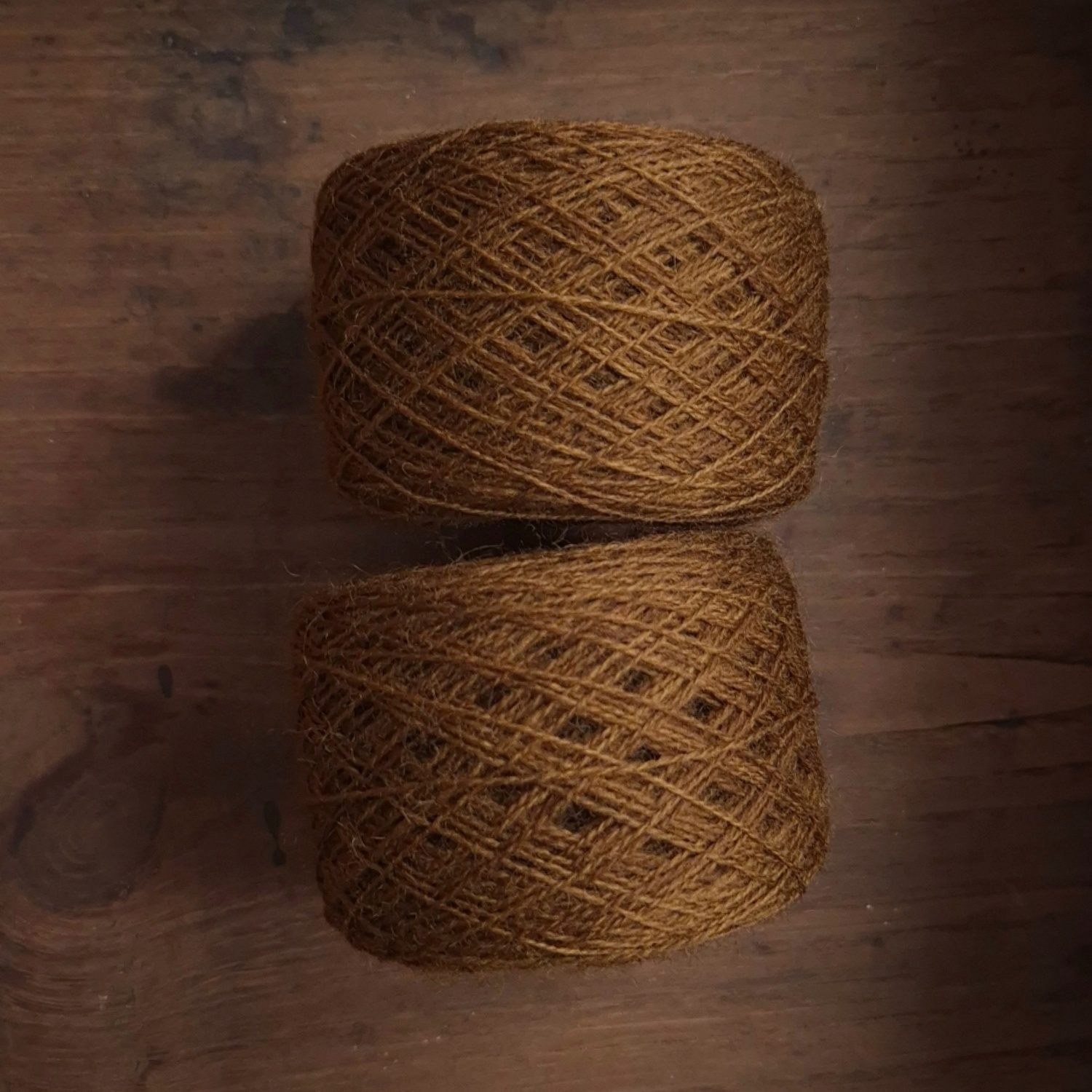 Après oxydation, la laine adopte sa teinte finale : un marron noisette profond et stable. Après oxydation, la laine adopte sa teinte finale : un marron noisette profond et stable.