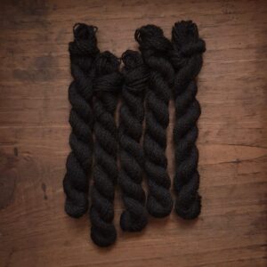 Pinnsvin Studio - échevettes de laine fine à broder noir